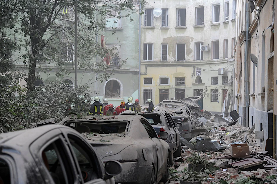 Ein Bild der Zerstörung:&nbsp;Nach einem nächtlichen Raketenangriff auf die ukrainische Stadt Lwiw sind die Schäden an mehreren Gebäuden zu sehen. Rettungskräfte versammeln sich, um Opfer unter den Trümmern zu suchen. Nun will die USA laut Medienberichten der Ukraine Streumunition liefern.&nbsp;&nbsp;