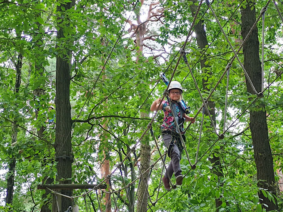 Im Kletterwald geht’s für Testkind Ruby hoch hinaus.