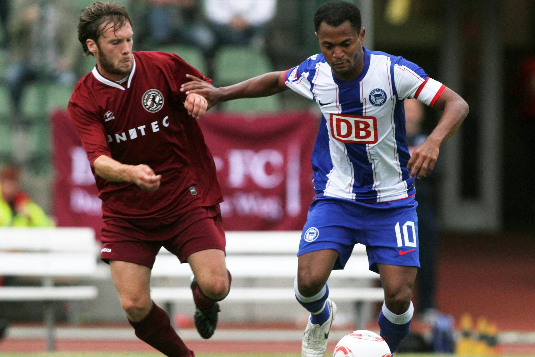 So war es beim letzten Aufeinandertreffen: Dynamos David Schimmelpfennig versucht Hertha-Spielmacher Raffael zu stoppen.