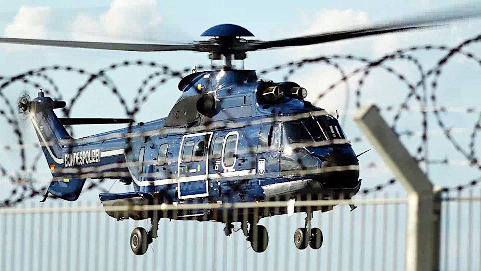 Ein Hubschrauber der Bundespolizei bringt einen Verdächtigen nach der Haftprüfung am Bundesgerichtshof in Karlsruhe zurück nach Nordrhein-Westfalen. Die Bundesanwaltschaft hat eine mutmaßliche islamistische Terrorzelle aufgedeckt und sieben Verdächtige festnehmen lassen.&nbsp;