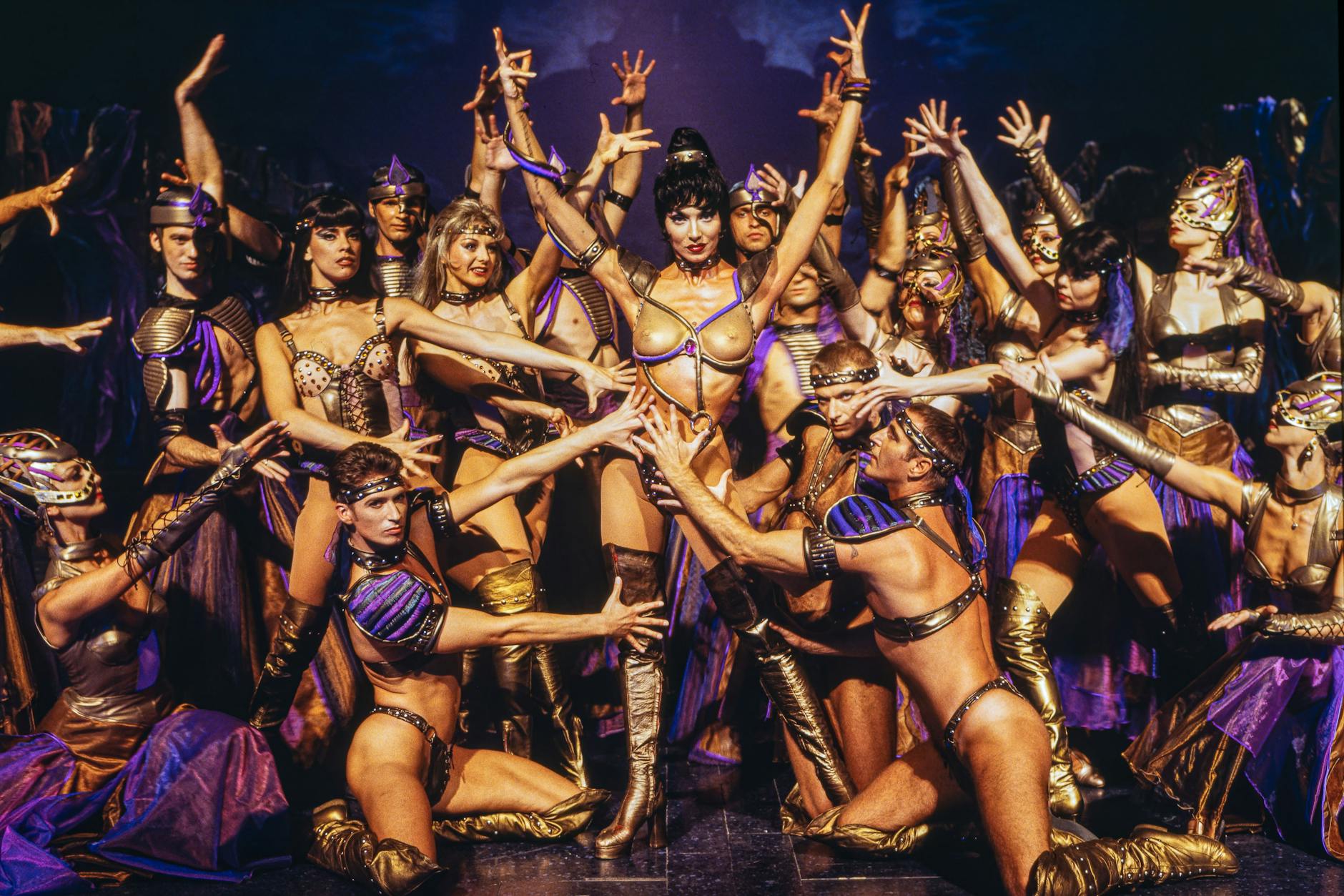 Berliner Revuetheater par excellence: Eleonora Alexandrowa (Bildmitte) mit dem Ensemble von „Joker“. Die Show lief 1997 im Friedrichstadt-Palast.