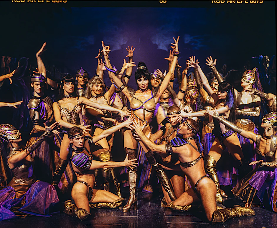 Berliner Revuetheater par excellence: Eleonora Alexandrowa (Bildmitte) mit dem Ensemble von „Joker“. Die Show lief 1997 im Friedrichstadt-Palast.