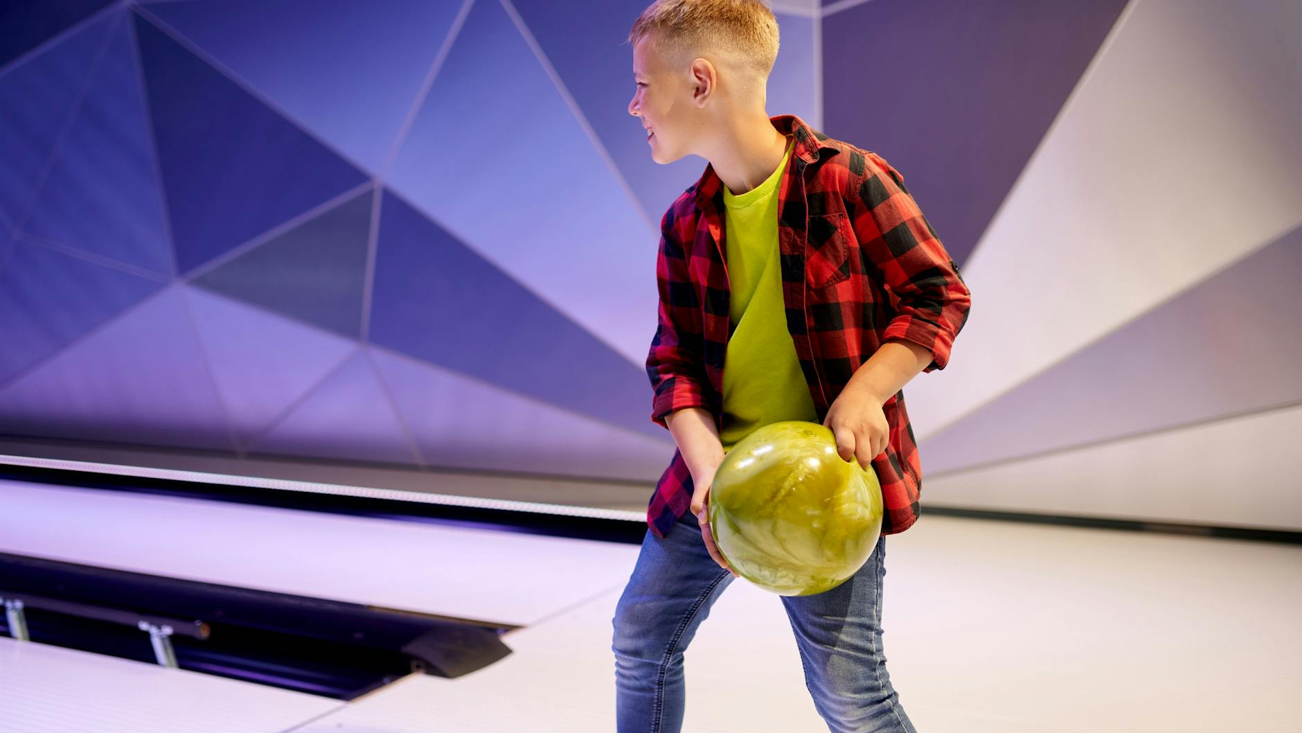 Beim Bowling haben Kinder richtig viel Spaß.