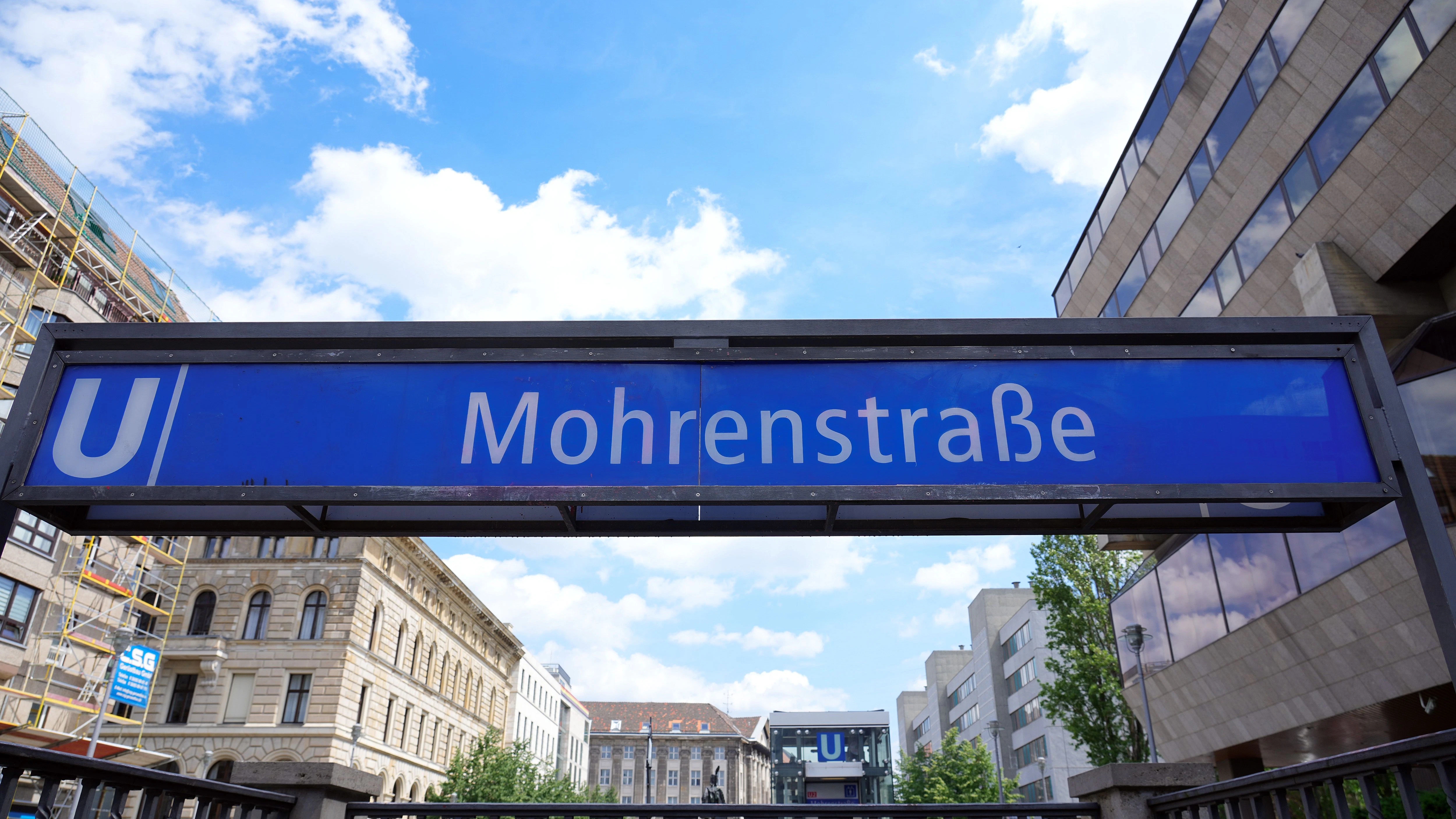 Berlin ist eine Stadt mit bewegter Geschichte. Heute empfinden einige den Namen Mohrenstraße anstößig, andere wollen lieber seine Herkunft erklären.