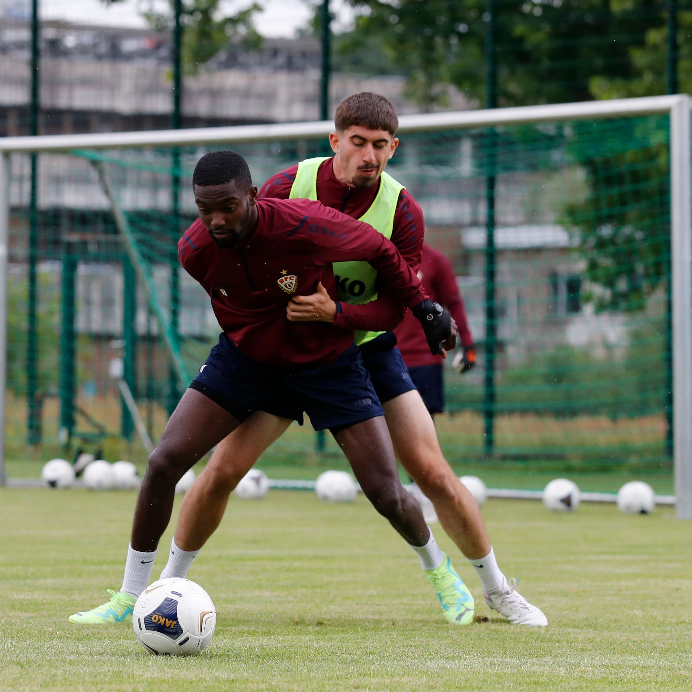 Probespieler Karim El Abed – hier hat er McMoordy Hüther gut im Griff – hinterließ bislang beim BFC Dynamo einen guten Eindruck.