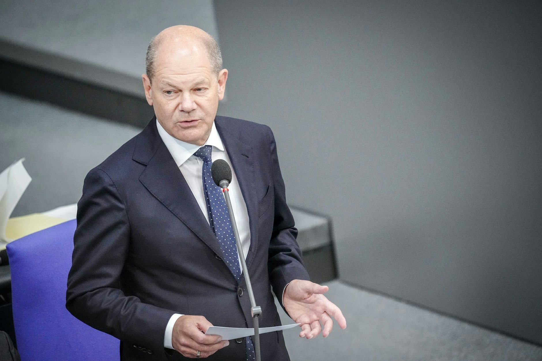 Bundeskanzler Olaf Scholz bei der Regierungsbefragung im Bundestag.  
