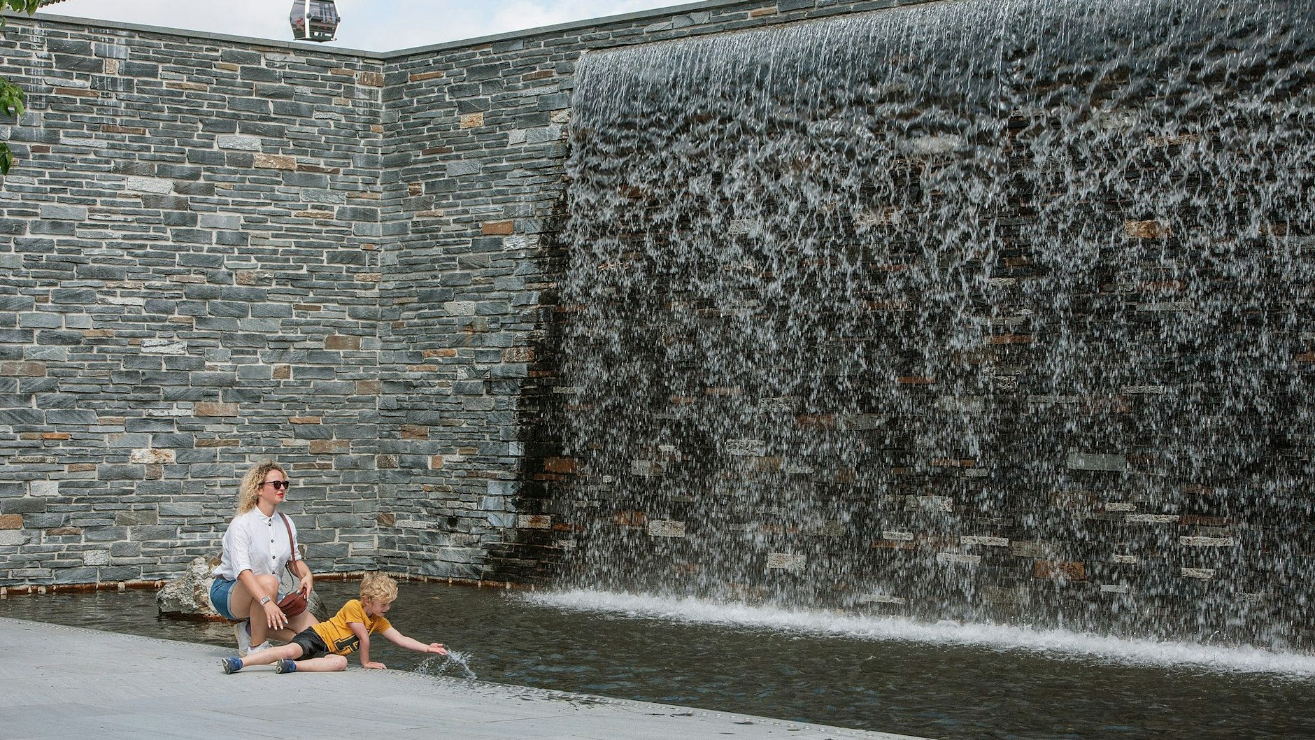 Die Wassergärten in den Gärten der Welt laden Jung und Alt zum Verweilen ein.