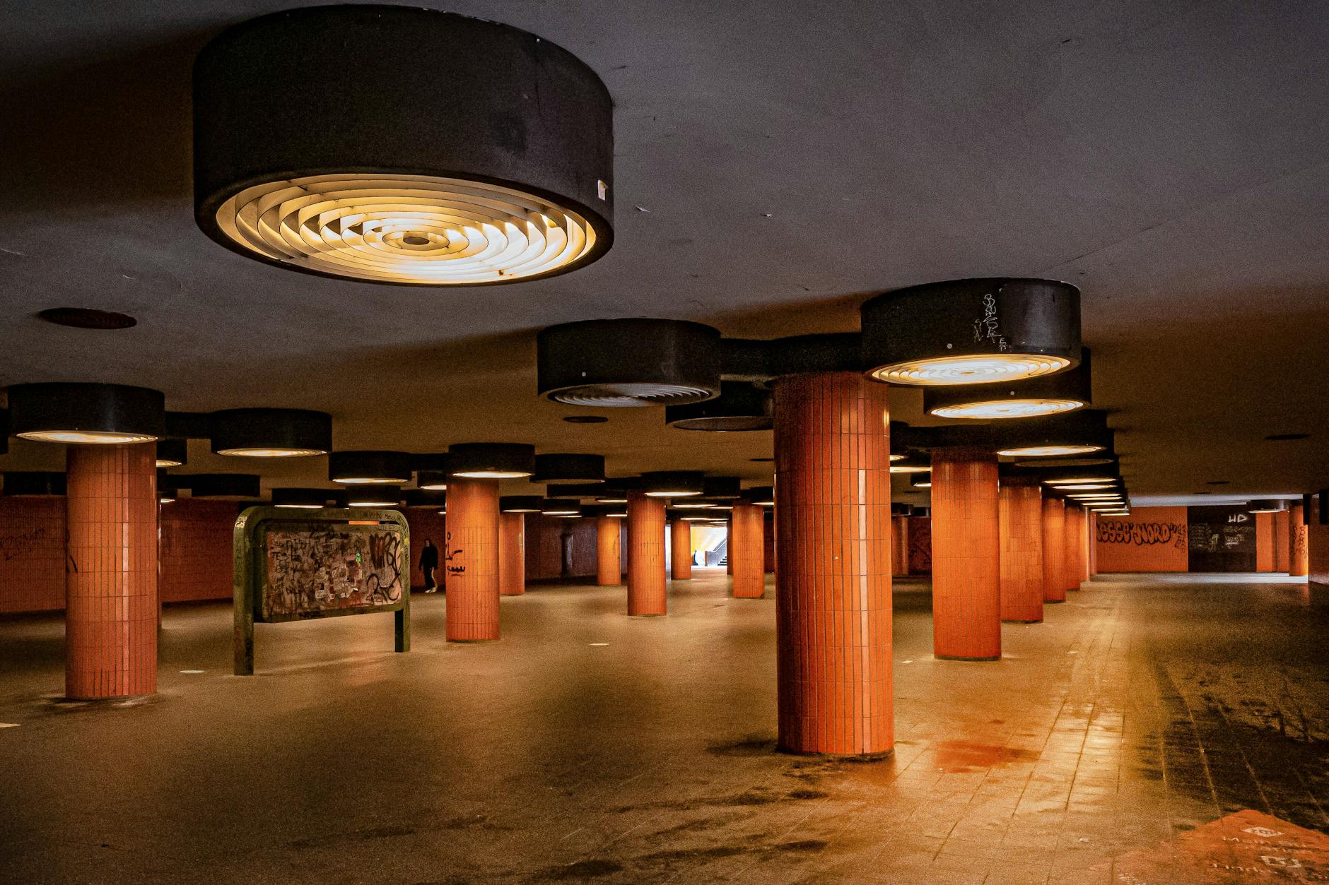 Unterführung zwischen ICC und Busbahnhof Berlin.