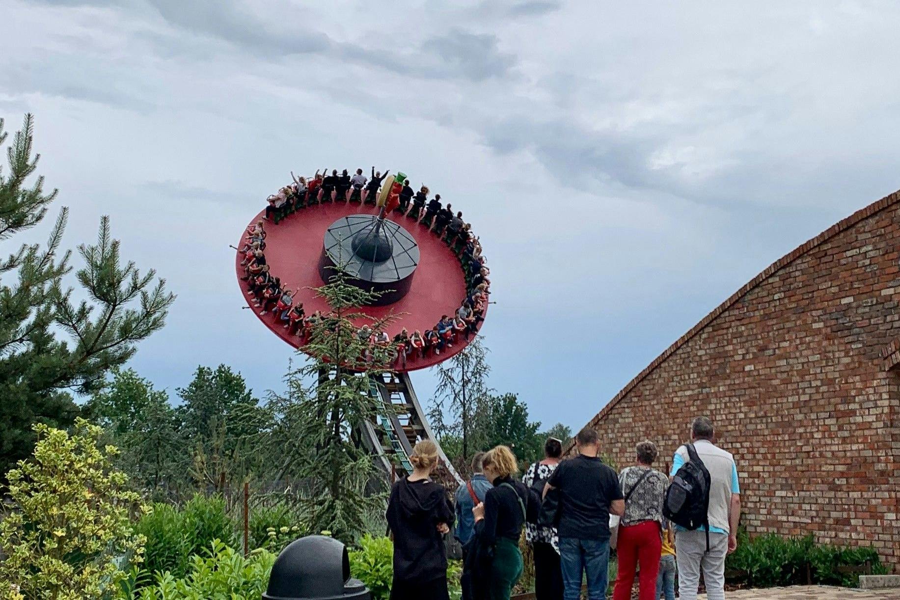 Ein fliegender Regenschirm voller jauchzender Kinder: Die Berg- und Talbahn in Karls Erlebnis-Dorf.
