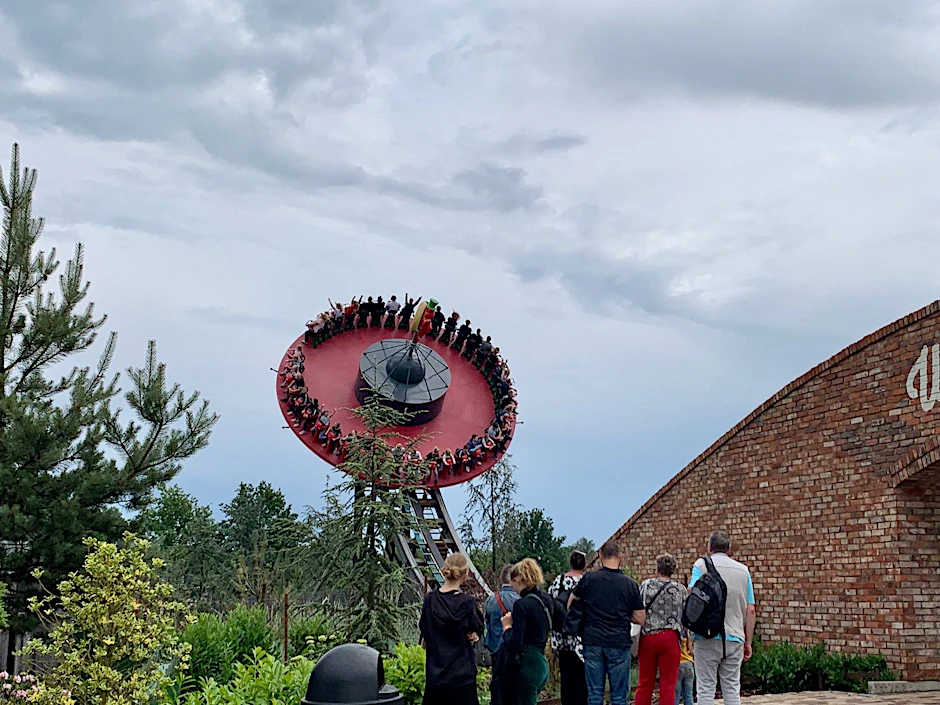 Ein fliegender Regenschirm voller jauchzender Kinder: Die Berg- und Talbahn in Karls Erlebnis-Dorf.
