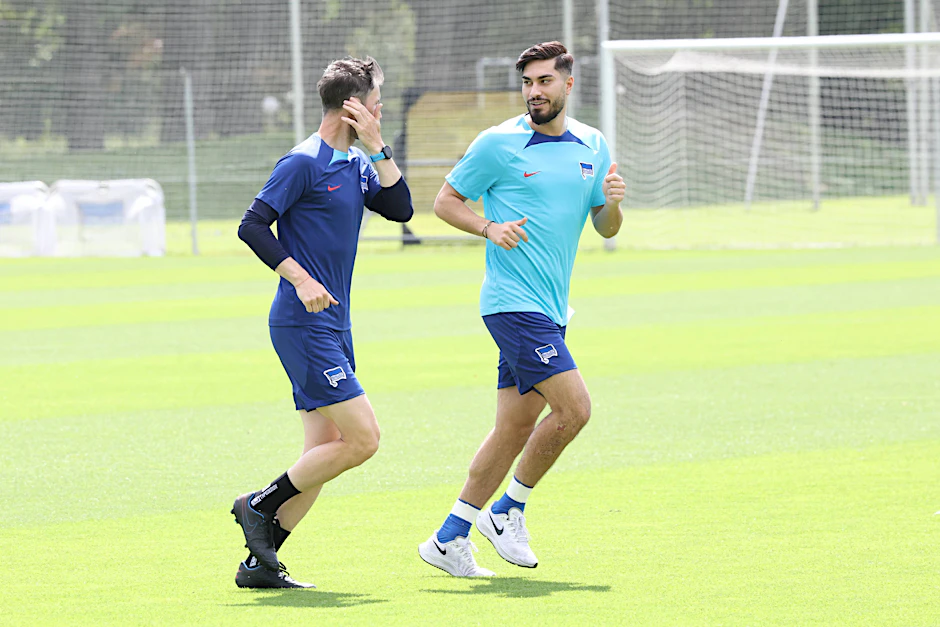 Seit Donnerstag ist Suat Serdar bei Hertha BSC wieder auf dem Trainingsplatz und lief mit Konditionstrainer Hendryk Vieth seine Runden.