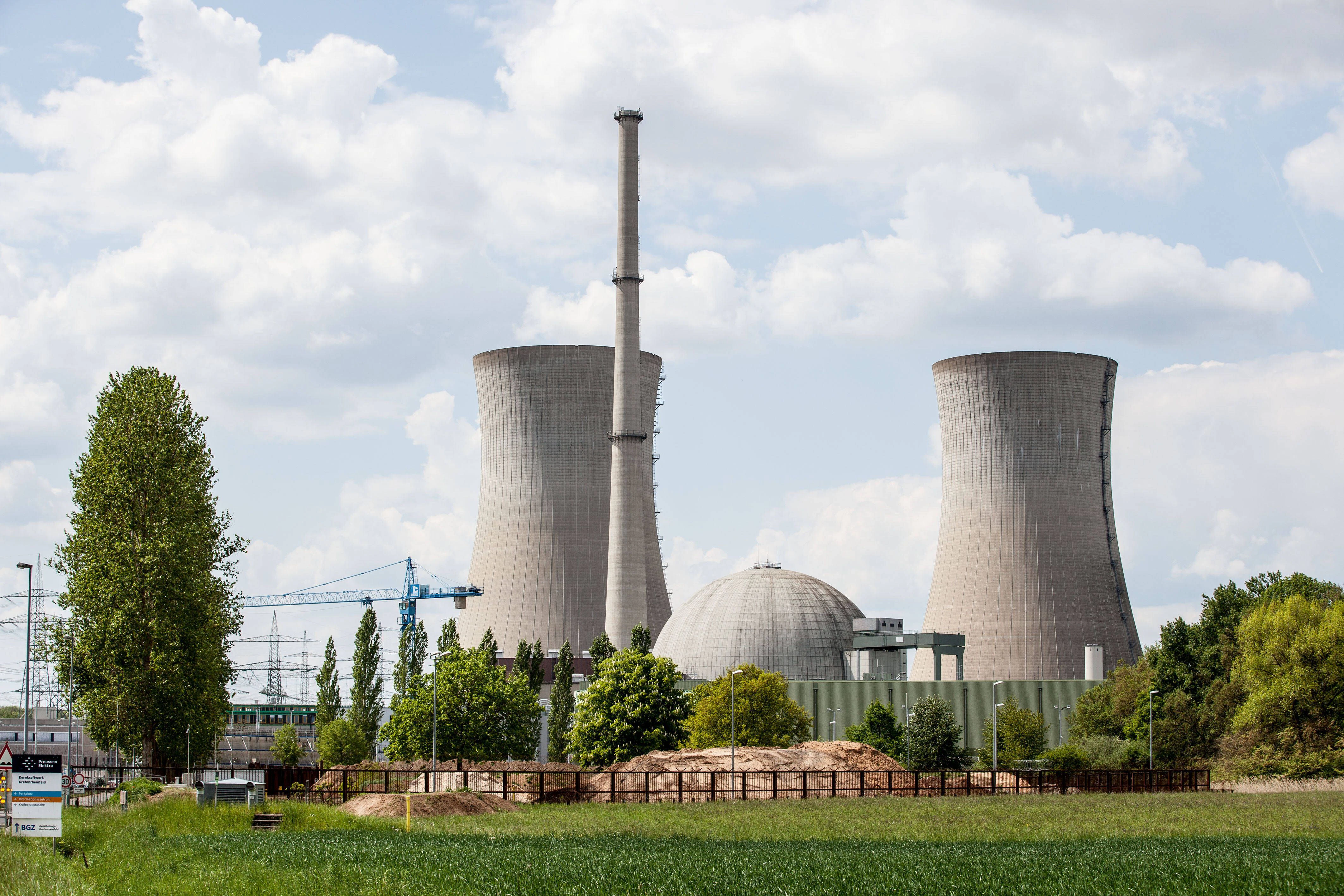 2022: Das Kernkraftwerk Grafenrheinfeld, welches seit einiger Zeit vom Netz gegangen ist, befindet sich jetzt im Ausstieg aus der Atomenergie