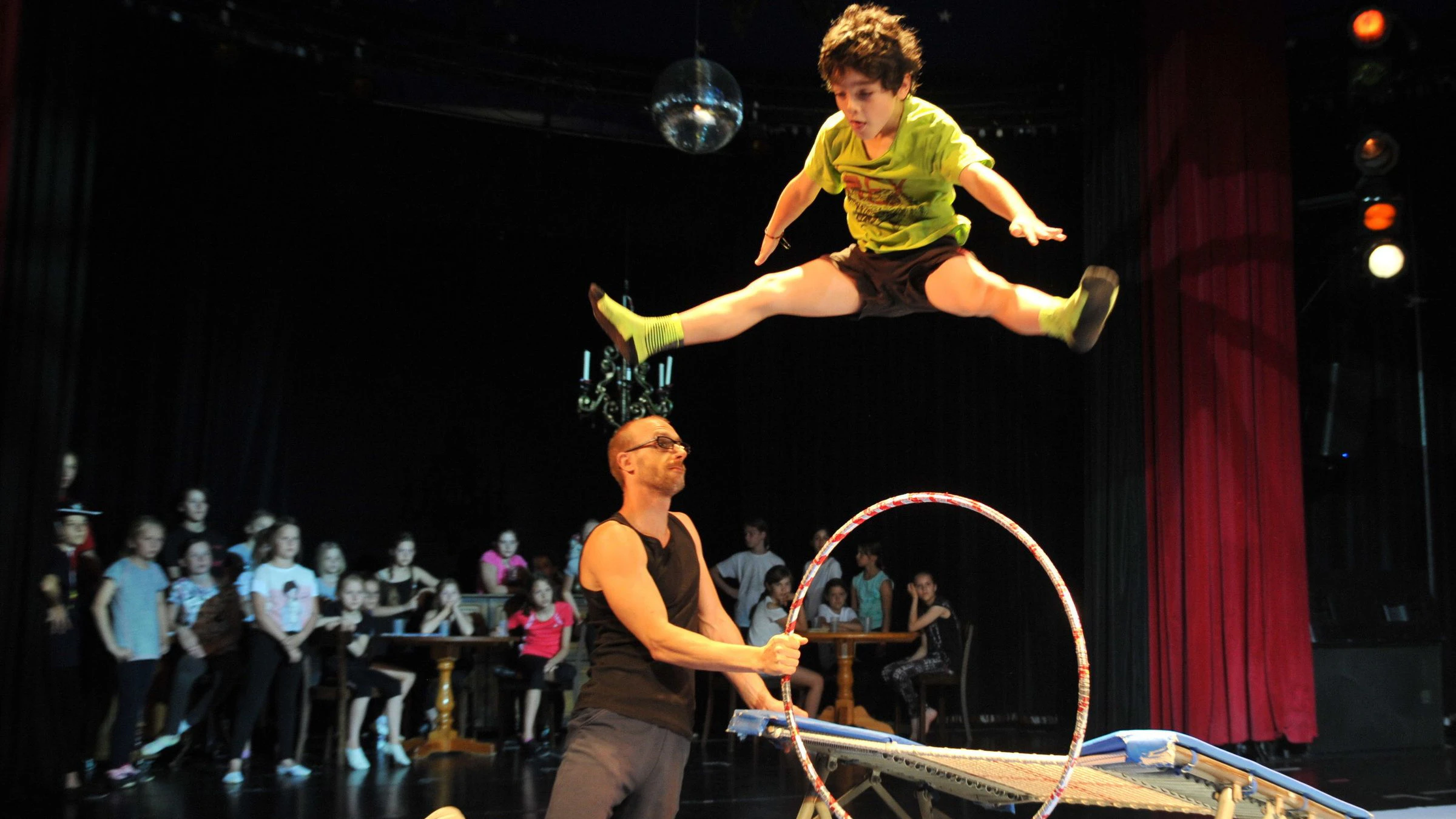 Im Zirkus Cabuwazi werden Kinder zu  Artisten. In den Ferien wird trainiert, am 25. August wird die Abschlussshow aufgeführt.