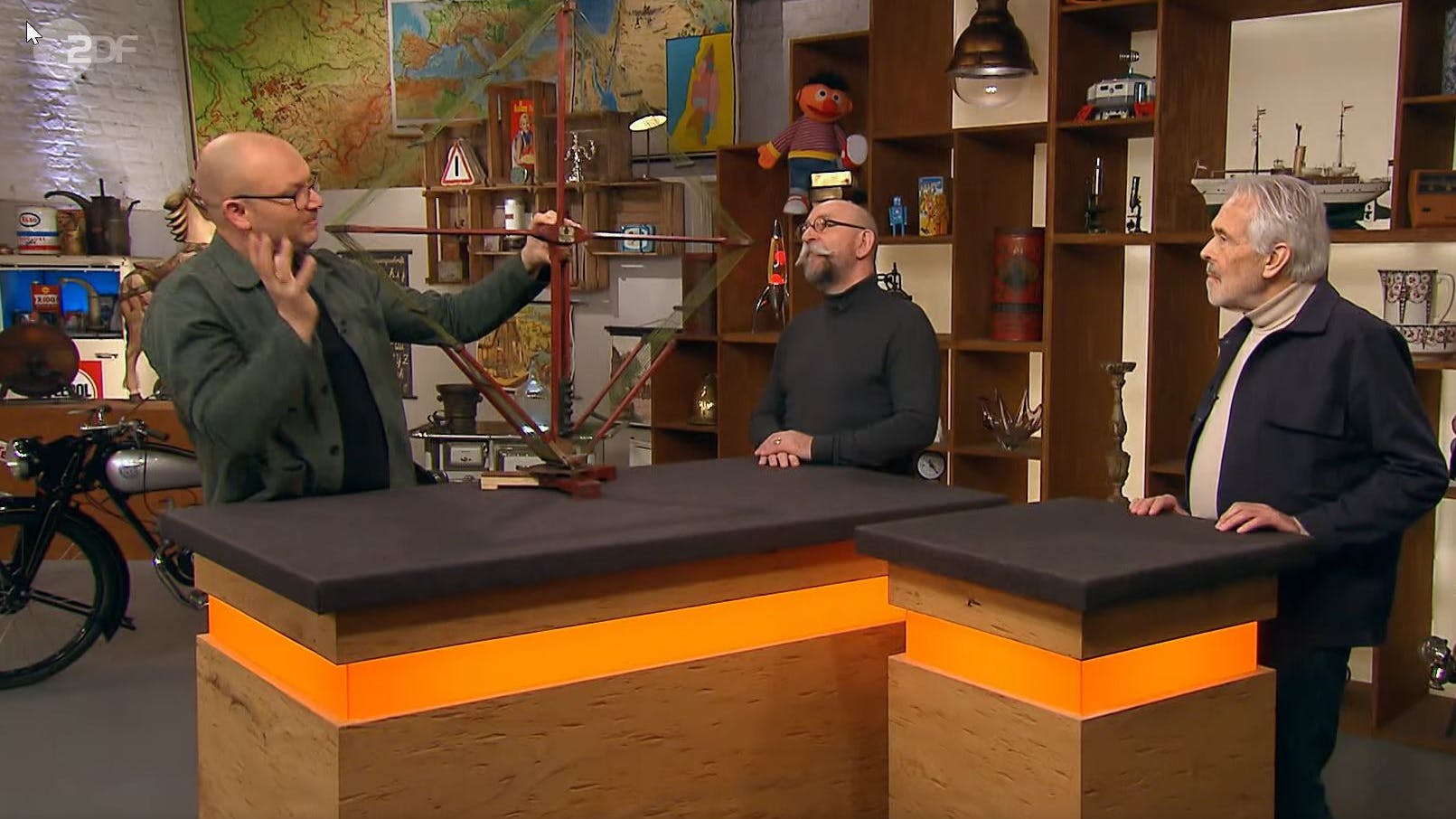 Verkäufer Klaus (r.) und „Bares für Rares“-Moderator Horst Lichter lauschen den Ausführungen des Experten Sven Deutschmanek (l.).