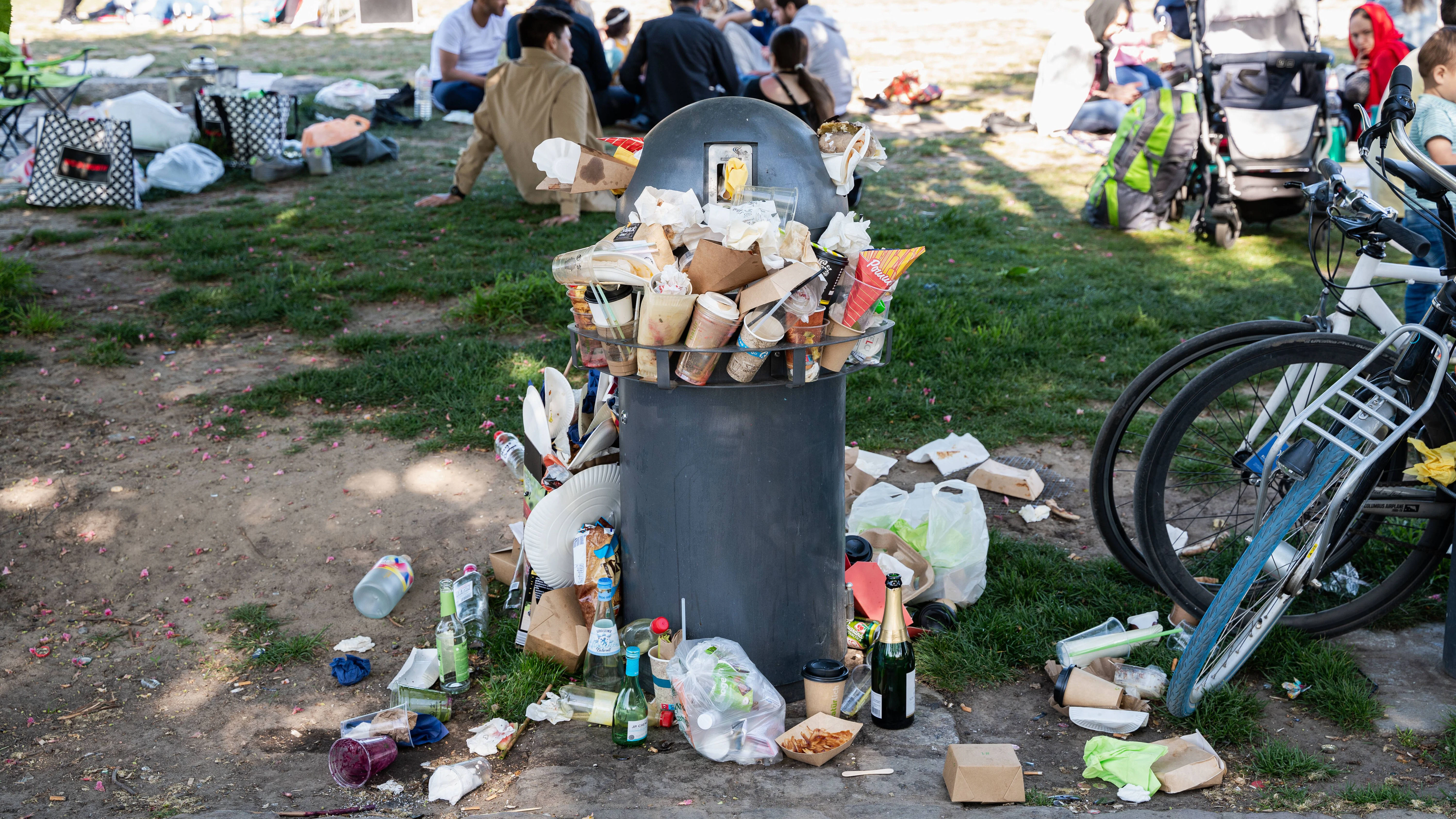 Mülleimer im Mauerpark: Wo viele Menschen unterwegs sind, entsteht leider auch reichlich Müll und Dreck.
