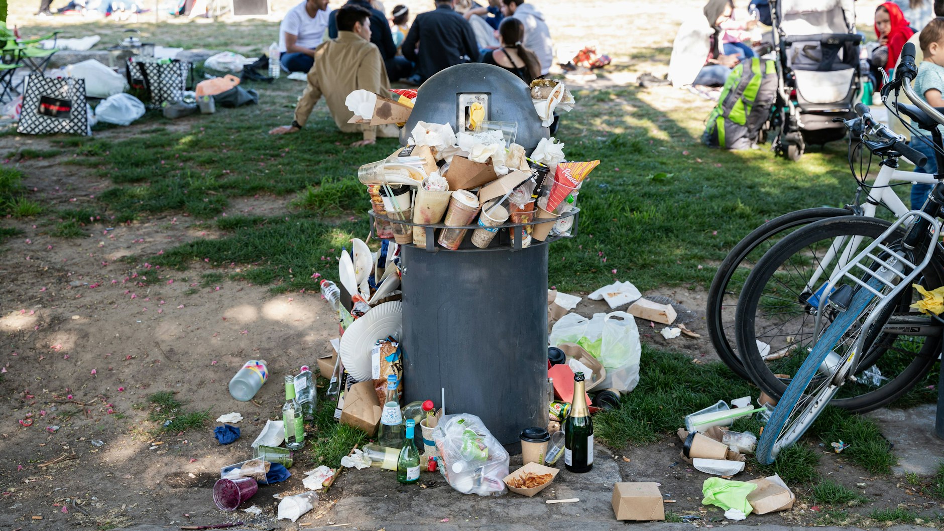 Mülleimer im Mauerpark: Wo viele Menschen unterwegs sind, entsteht leider auch reichlich Müll und Dreck.