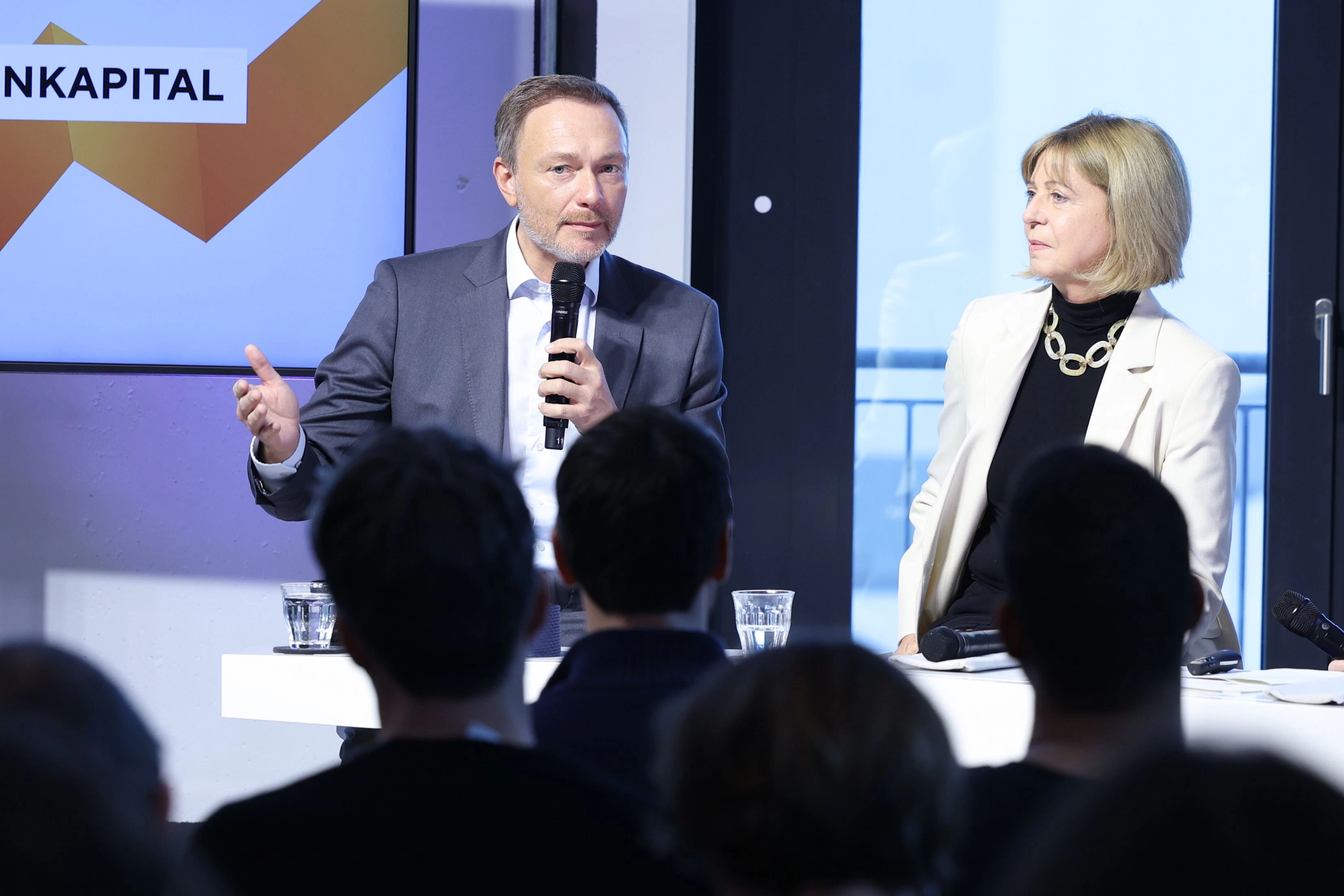 Christian Lindner und Anja Mikus nehmen an einer Townhall-Veranstaltung im Co-Working-Space WeWork zum Thema #Generationenkapital teil