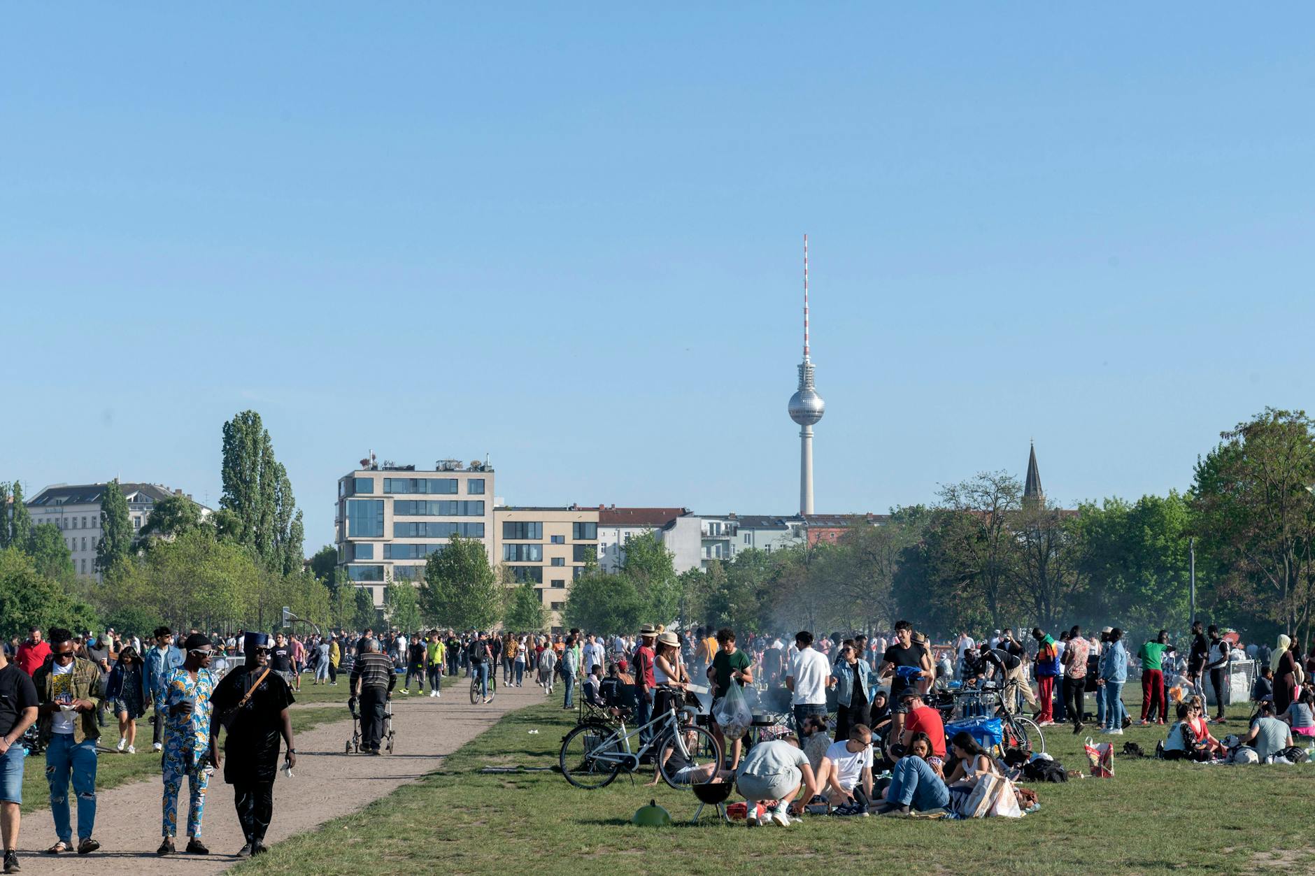 Berliner und Touristen verbringen ihre Wochenenden gern im Mauerpark in Prenzlauer Berg - und das lockt auch Alkohol-Händler an.
