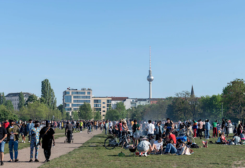 Berliner und Touristen verbringen ihre Wochenenden gern im Mauerpark in Prenzlauer Berg - und das lockt auch Alkohol-Händler an.