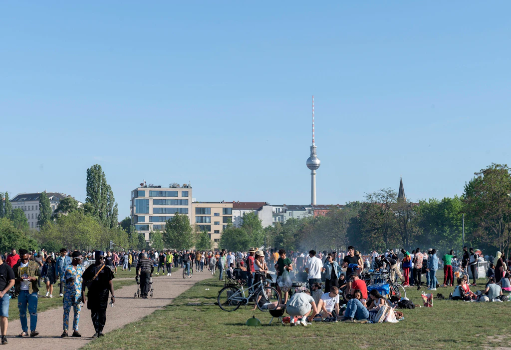 Achtung, Kontrolle! Bezirksamt geht gegen Alkohol im Mauerpark vor – DAS steckt dahinter