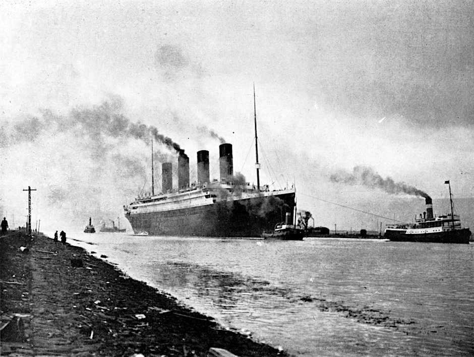 Die Titanic stieß auf ihrer Jungfernfahrt mit einem Eisberg zusammen und versank im Atlantik.