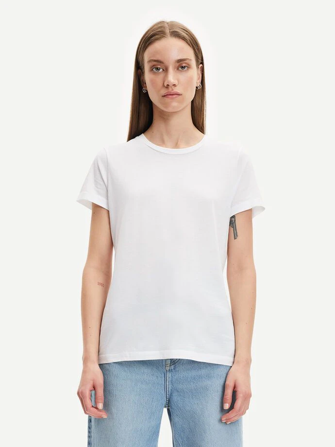 Etwas feiner kommt das weiße T-Shirt des Kopenhagener Labels Samsøe Samsøe daher. Mit leicht meliertem Jersey-Stoff wirkt es trotz lockerem Schnitt sehr feminin und ist deswegen auch für gediegenere Looks geeignet.&nbsp;