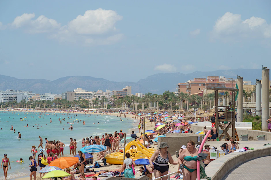 Sommer, Sonne, Sangria: Der Strand von Arenal.