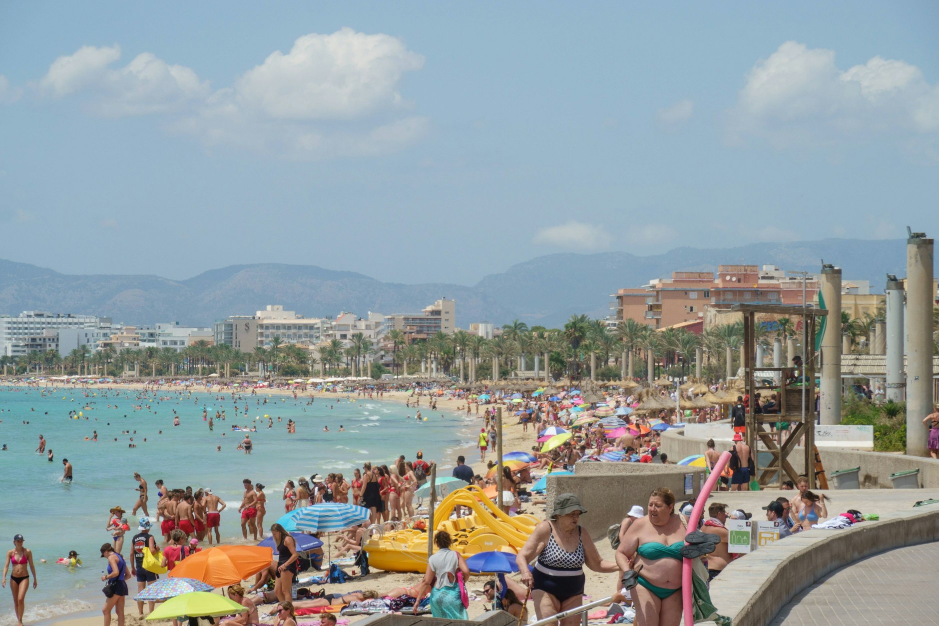 Sommer, Sonne, Sangria: Der Strand von Arenal.