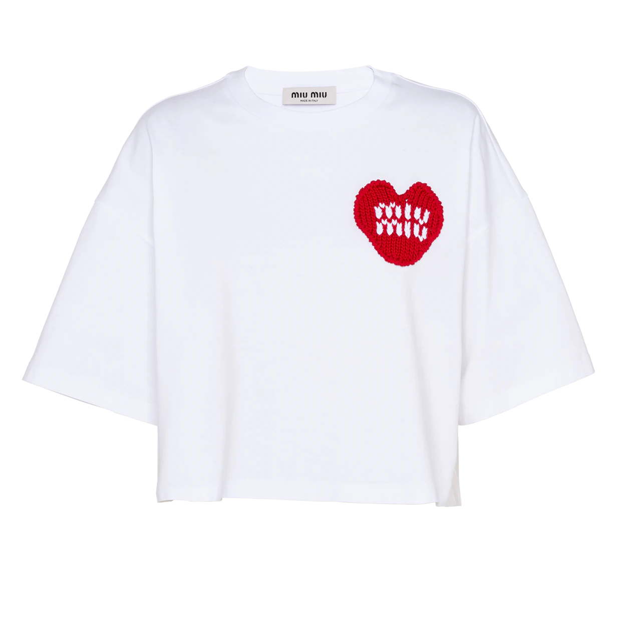 Man sieht sie gerade überall: T-Shirts, die über dem Bauchnabel enden. Besonders elitäre Exemplare bietet die italienische Marke Miu Miu an. Mit ihr etabliert die Fashion-Ikone Miuccia Prada seit 1993 den avantgardistischen Schulmädchen-Style, der sich in diesem Sommer besonders knapp zeigt. Er hat jedoch auch seinen Preis. Das mit einem gestrickten Logo-Herz verzierte T-Shirt-Modell kostet 580 Euro.