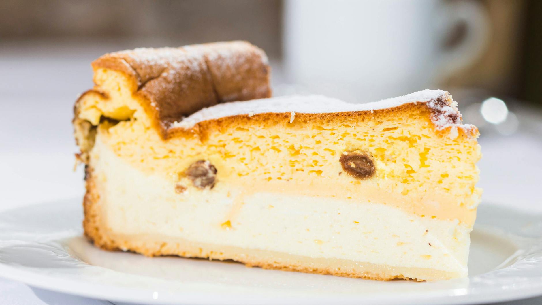 So muss eine echte Dresdner Eierschecke aussehen: Dünner Boden, saftige Quark-Creme, luftige Schecke. Im Rezept verraten wir, wie Sie den Kuchen zubereiten.