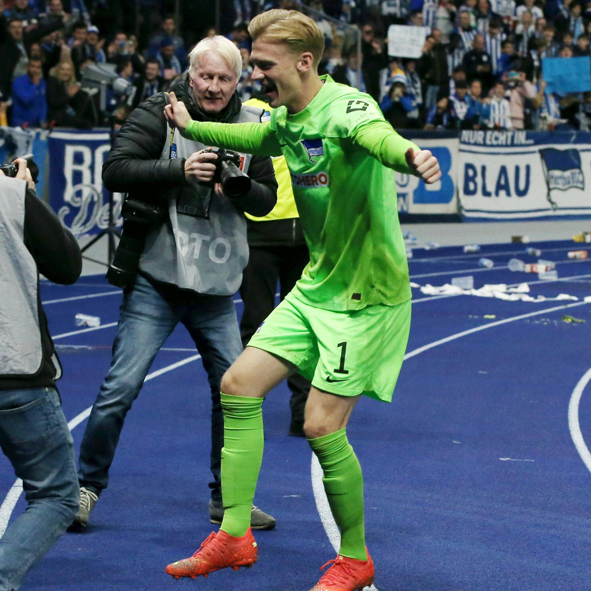 Herthas Noch-Keeper Oliver Christensen feiert mit Freudentänzen vor den Fans.