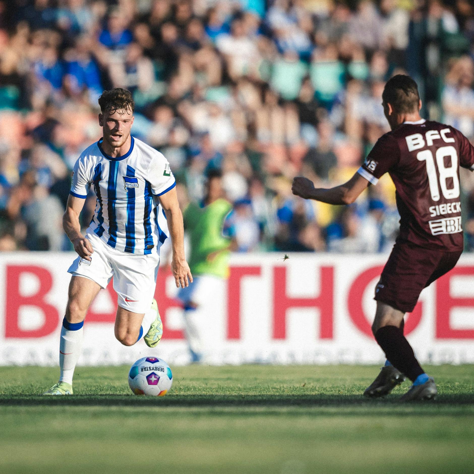 Herthas Pascal Klemens im Duell mit Dynamo-Spieler Alexander Siebeck.