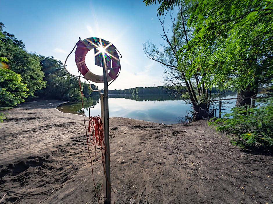 Der Flughafensee in Berlin-Reinickendorf. Die Gefahr durch Kolibakterien ist wohl doch nicht so hoch.