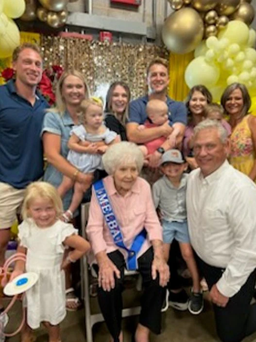 Melba Mebane mit ihrer Familie bei der Party zu ihrem Renteneintritt.