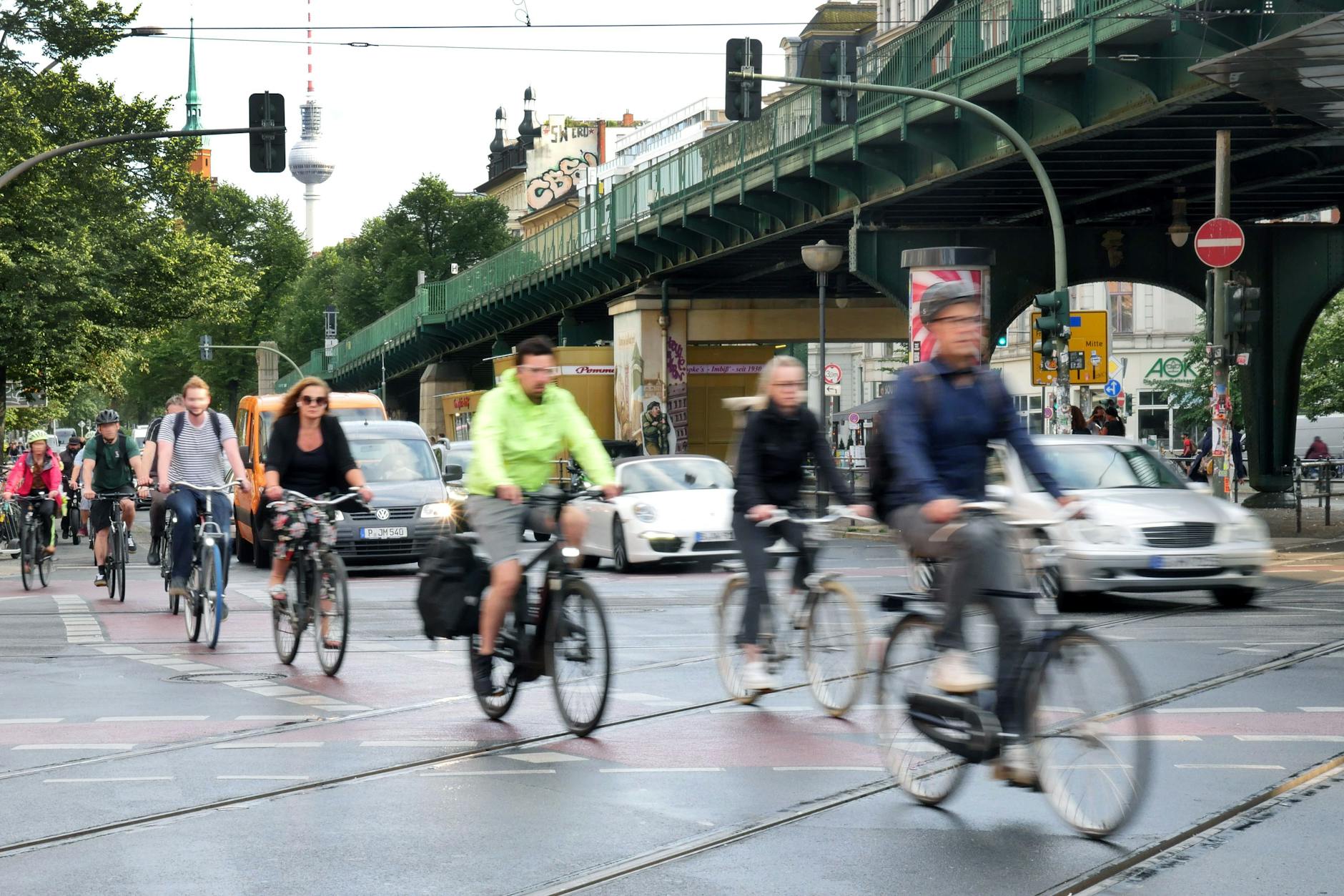 Eine viel befahrende Kreuzung: Radfahrer auf der Schönhauser Allee an der Ecke Danziger Straße.