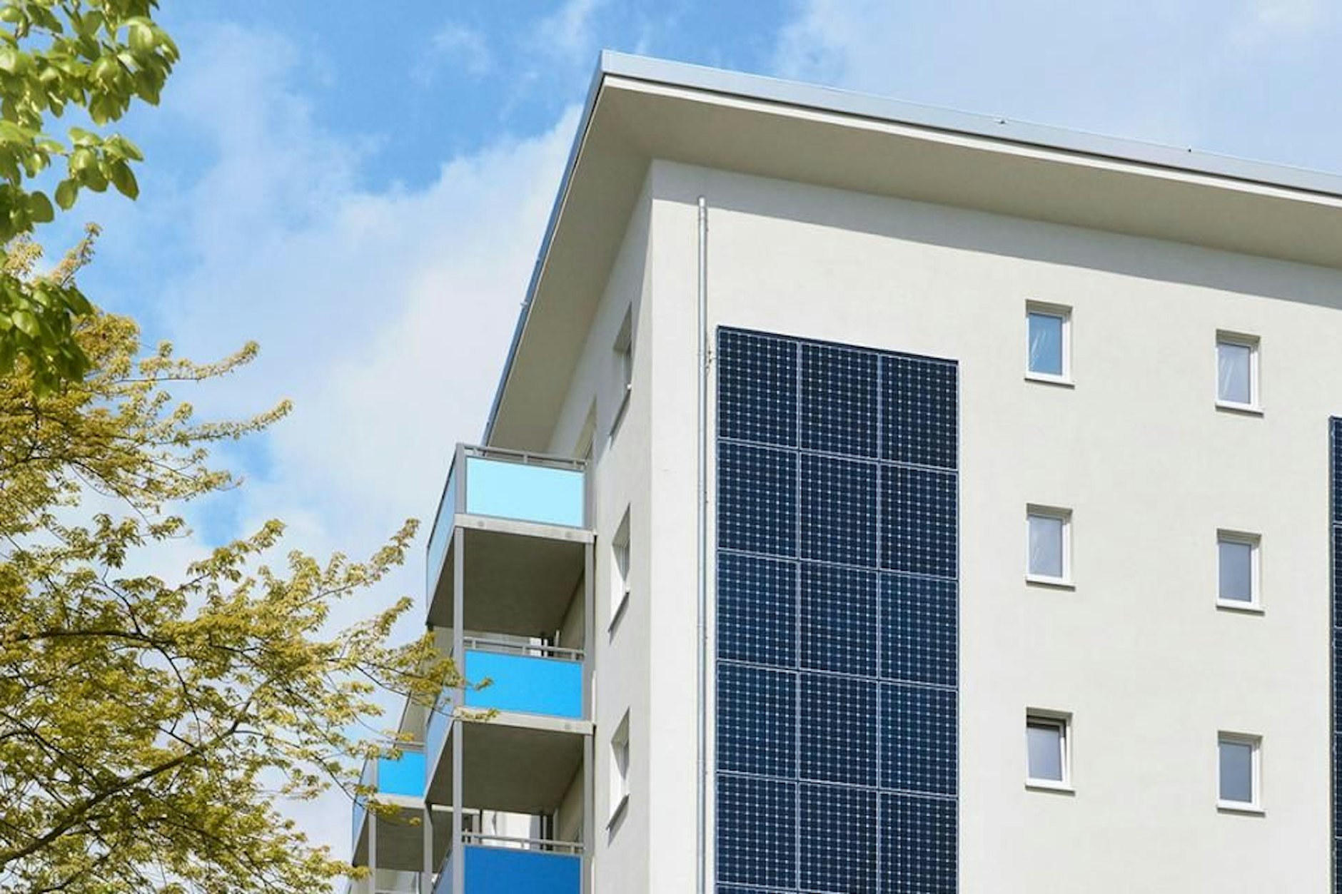 Das „Zukunftshaus“ von Degewo in Berlin-Lankwitz hat Solarmodule, die an einer Hauswand befestigt sind.