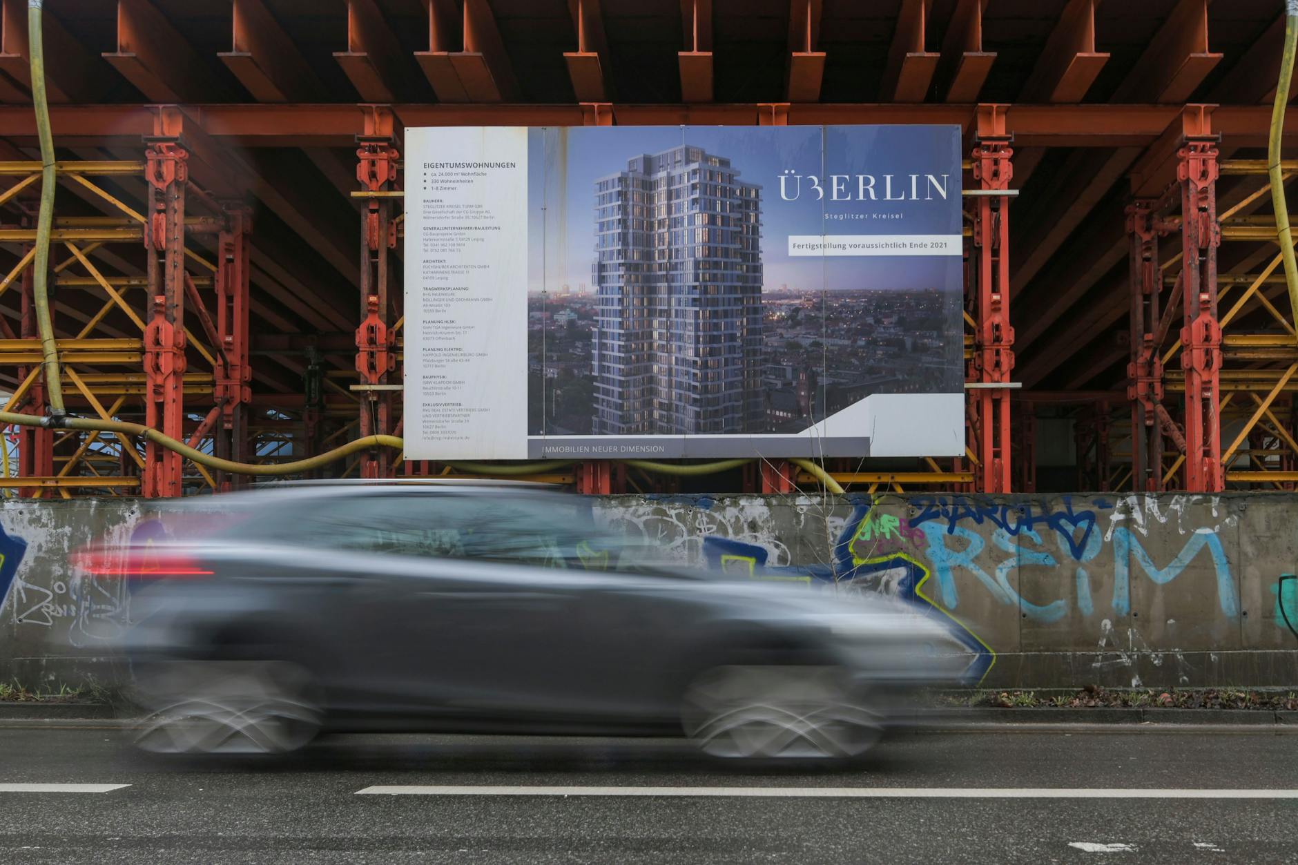 Am Steglitzer Kreisel wirbt die Adler Group mit dem Bauprojekt „Überlin“.