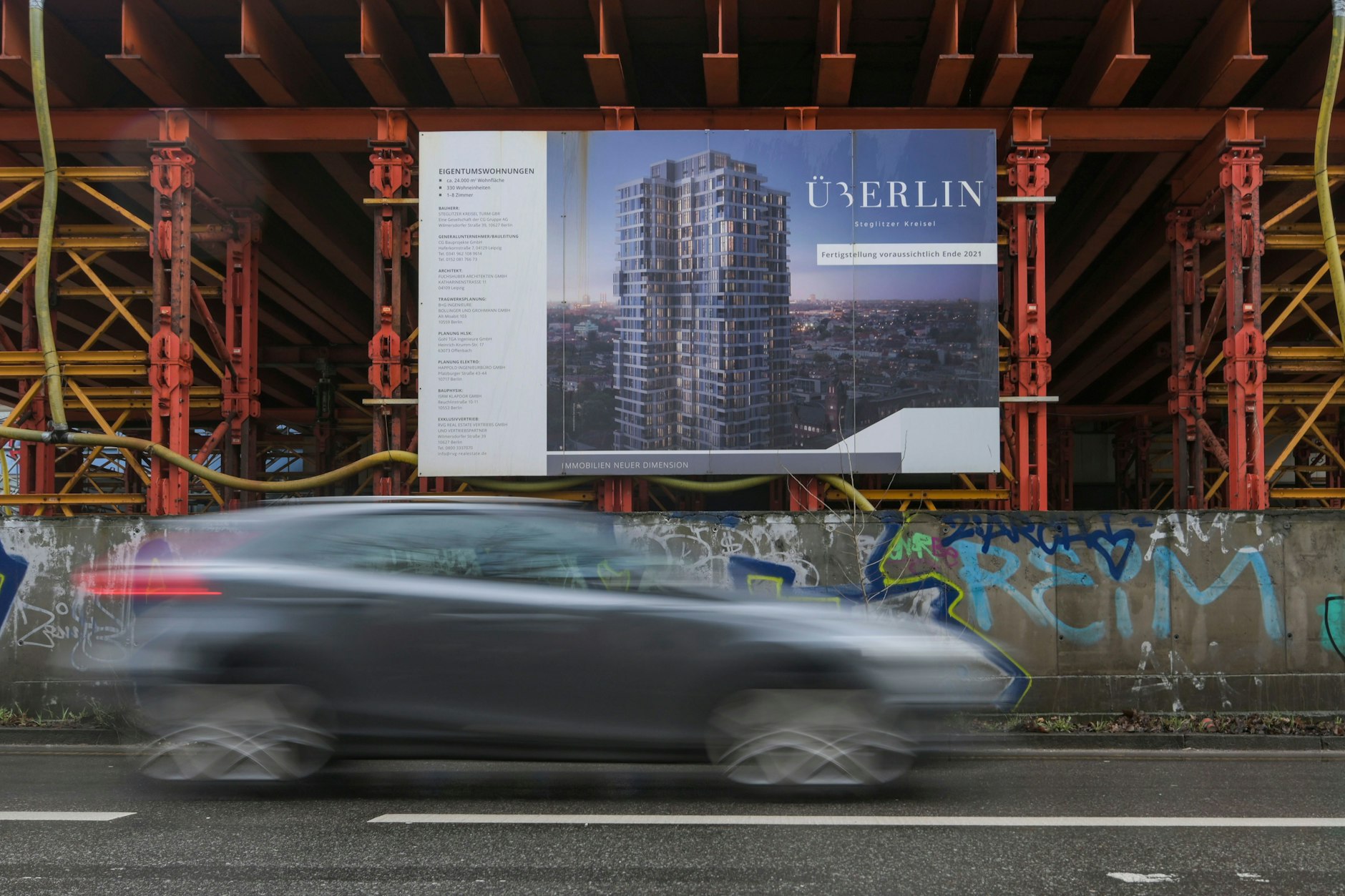 Am Steglitzer Kreisel wirbt die Adler Group mit dem Bauprojekt „Überlin“.