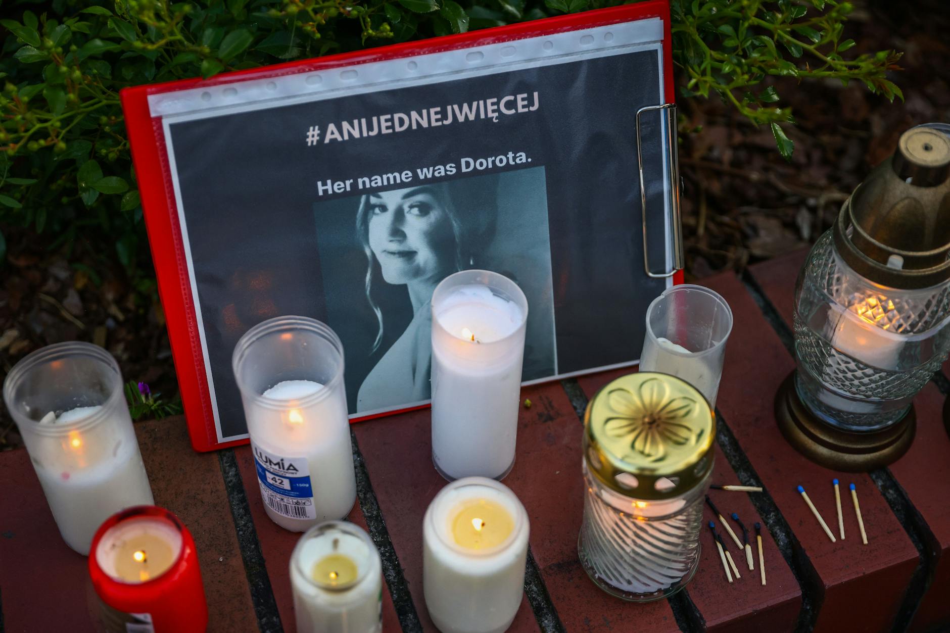 Gliwice: Bei einer Demo gegen das restriktive Abtreibungsgesetz in Polen sind neben dem Bild von Dorota Lalik Kerzen zu sehen. Im ganzen Land gab es Proteste, nachdem Dorota, eine Frau im 5. Schwangerschaftsmonat, im Krankenhaus in Nowy Targ an einer Sepsis gestorben war.