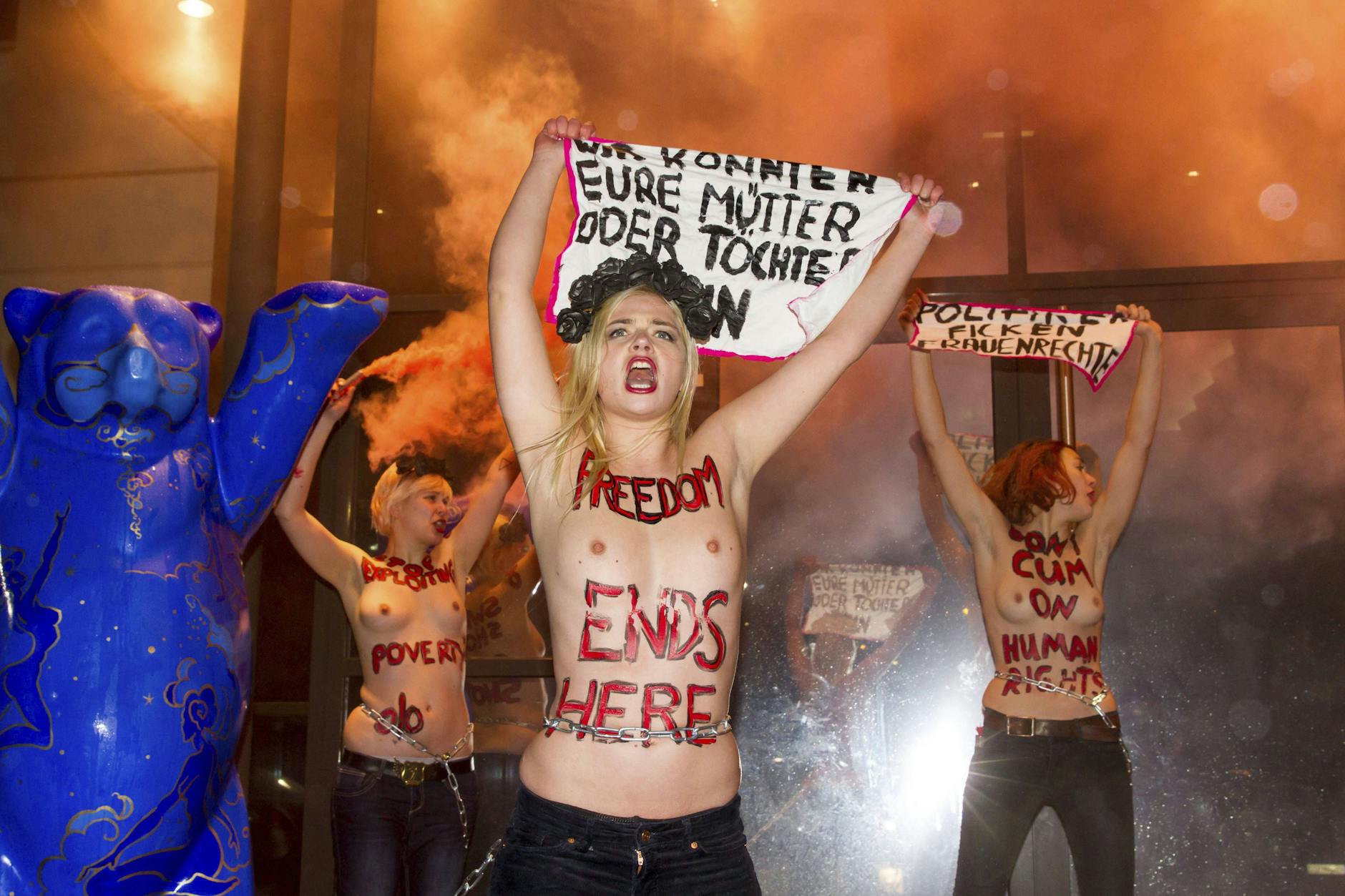 Femen-Aktivistinnen protestieren vor einem der größten Bordelle Deutschlands, dem Artemis.