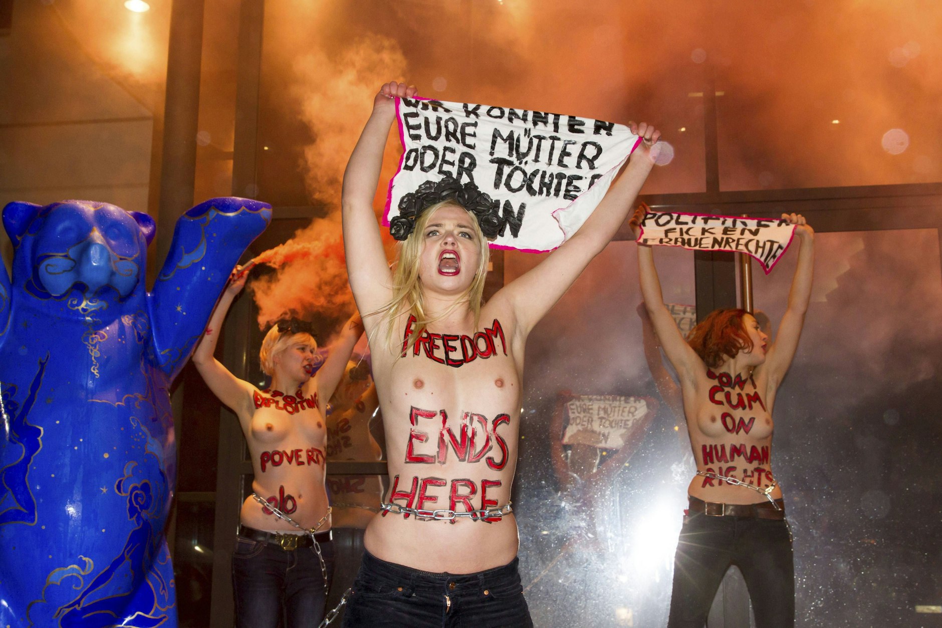 Femen-Aktivistinnen protestieren vor einem der größten Bordelle Deutschlands, dem Artemis.