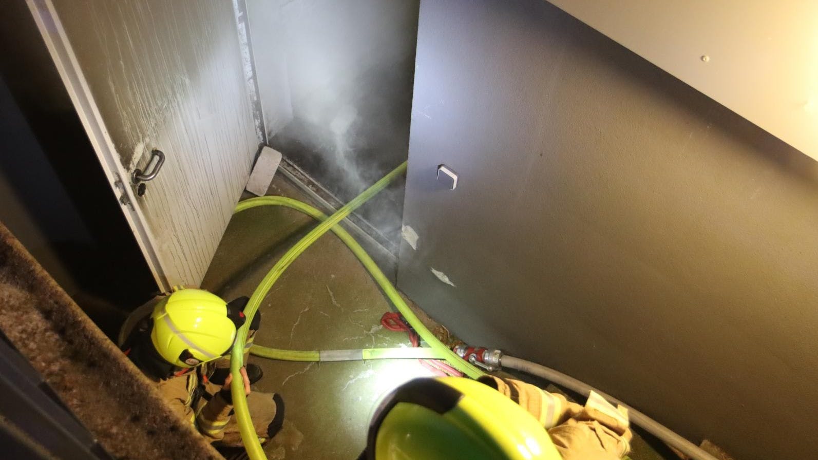 Die Feuerwehr löschte das Feuer, das in einem Keller ausgebrochen war.