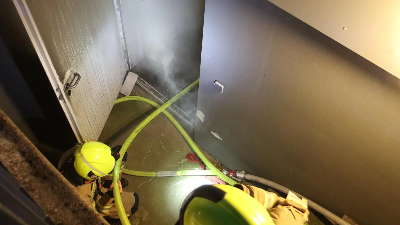 Die Feuerwehr löschte das Feuer, das in einem Keller ausgebrochen war.