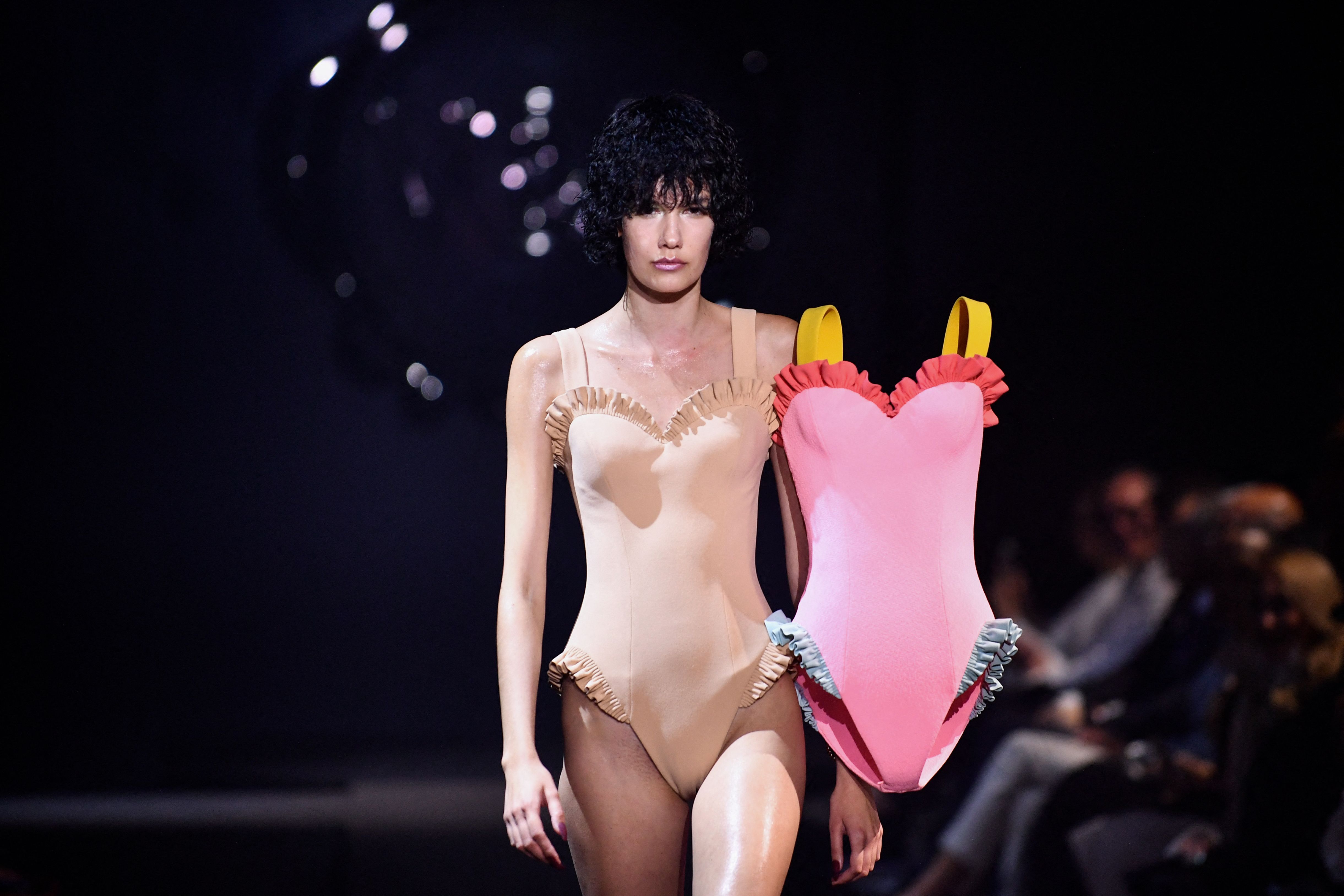 Nonnen, Ritter, Rosen: Die 5 abgedrehtesten Kleider der Haute Couture Week für Herbst/Winter 2023 in Paris