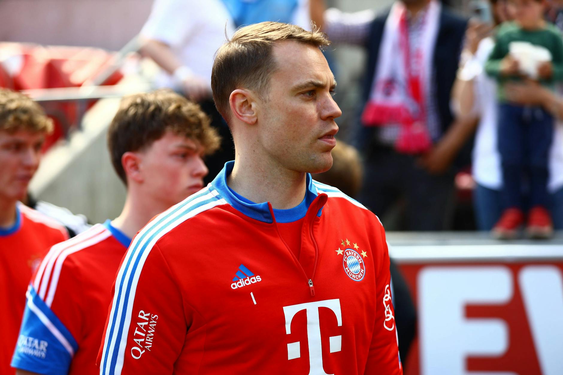 Torwart Manuel Neuer kommt ins Grübeln. ER verpasst nach seinem Knochenbruch im Dezember das Auftakttraining beim FC Bayern.