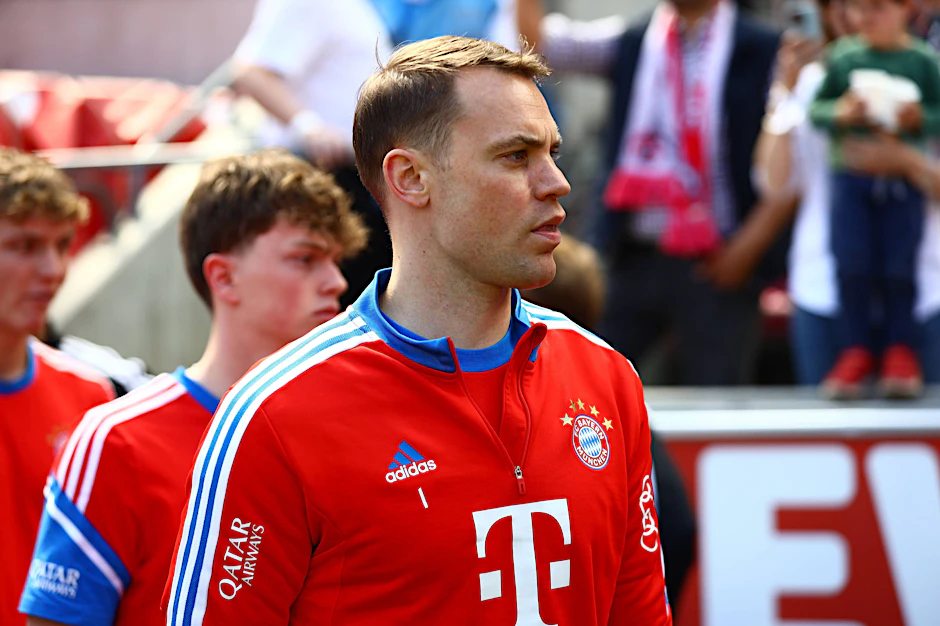 Torwart Manuel Neuer kommt ins Grübeln. ER verpasst nach seinem Knochenbruch im Dezember das Auftakttraining beim FC Bayern.