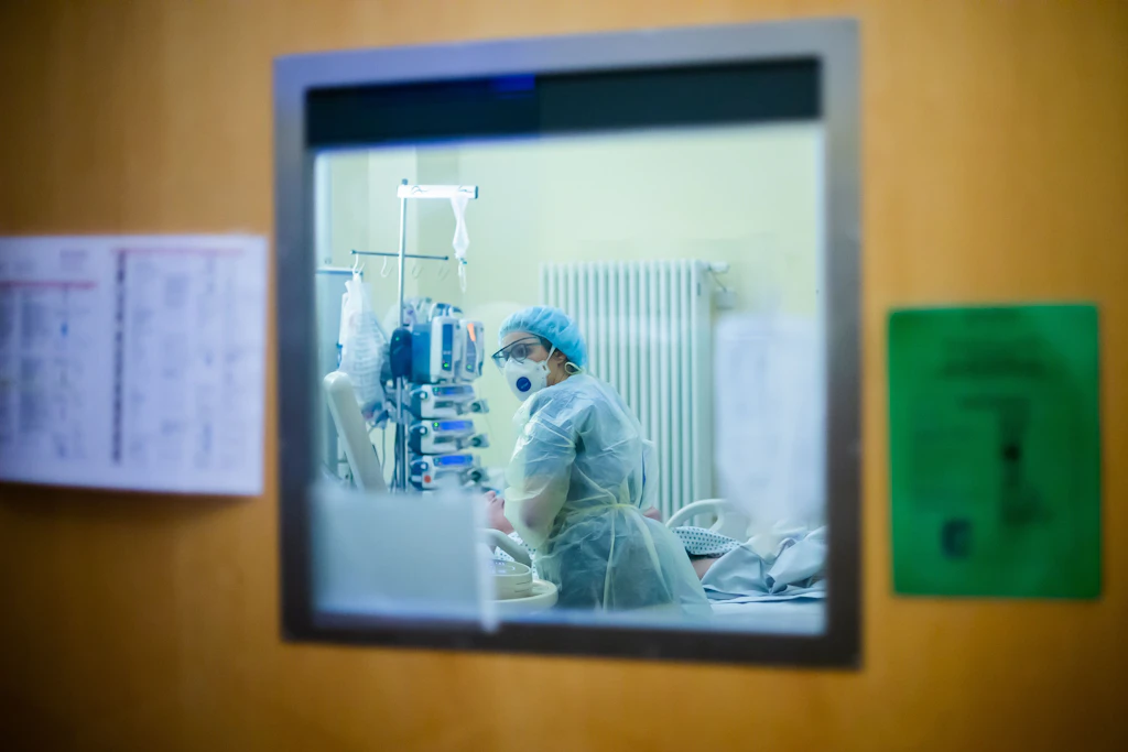Kliniken werden zu Brutkästen, aber statt Klimaanlagen gibt es Hitzeschutzpläne!