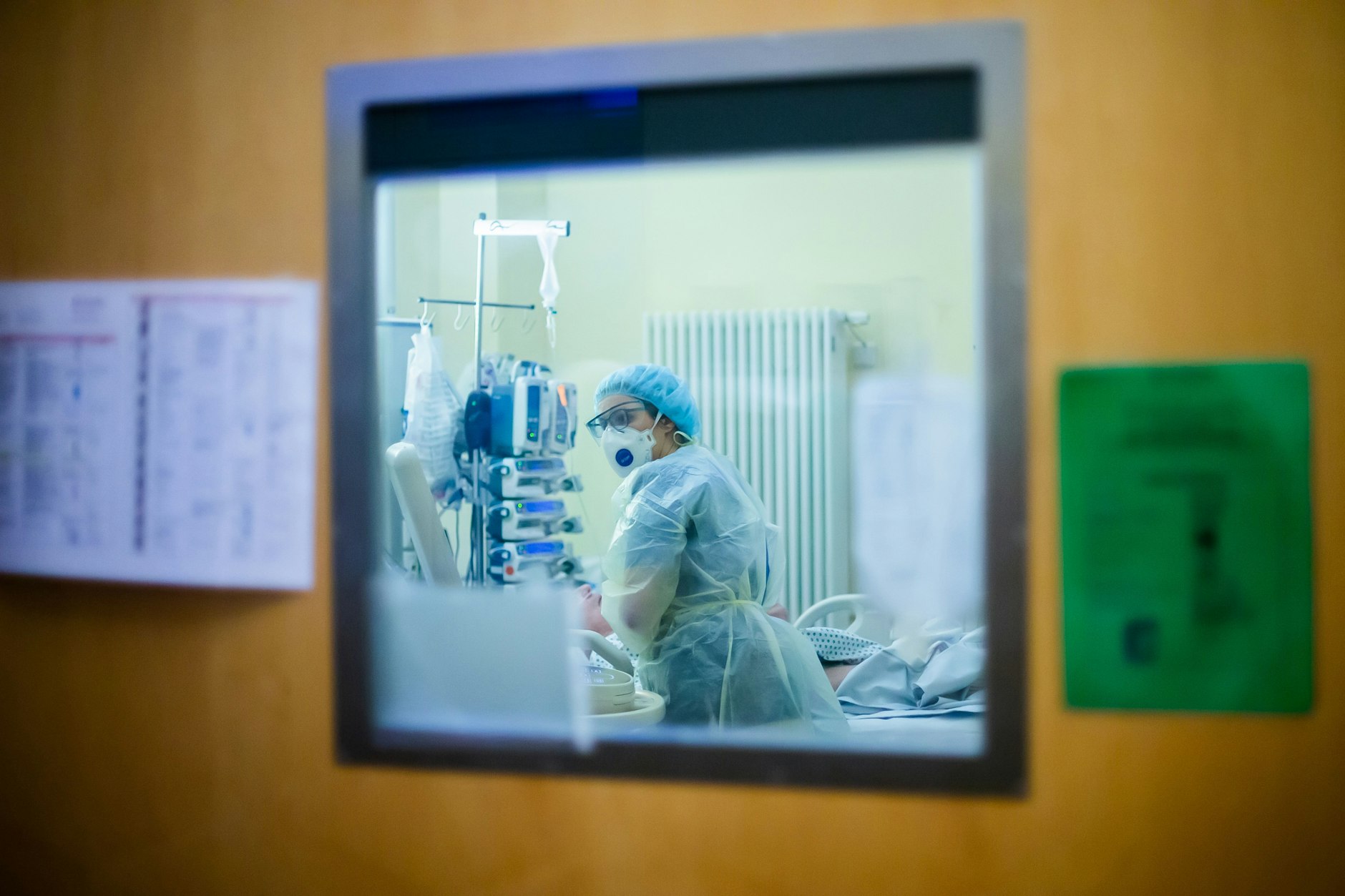 Eine Assistenzärztin mit einem Patienten auf der Intensivstation des Gemeinschaftskrankenhauses Havelhöhe