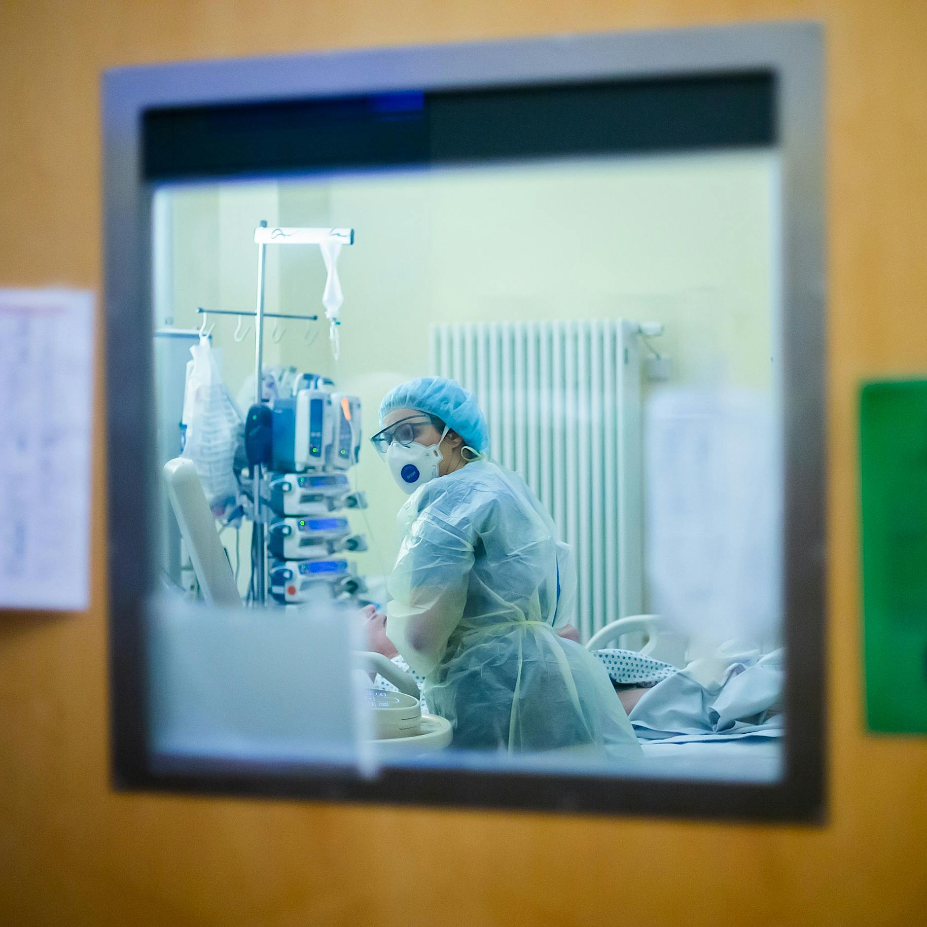 Kliniken werden zu Brutkästen, aber statt Klimaanlagen gibt es Hitzeschutzpläne!