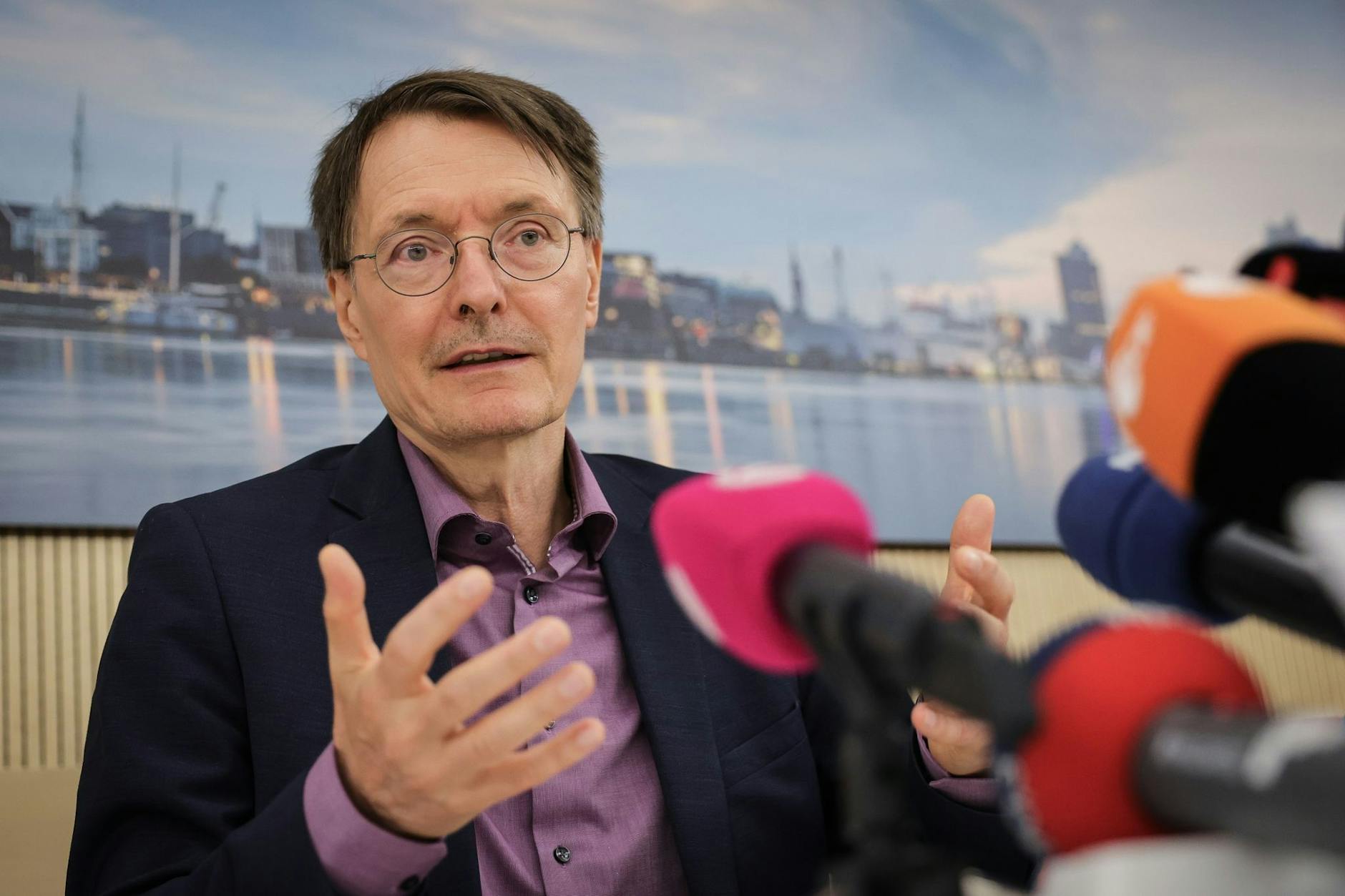 Bundesgesundheitsminister Karl Lauterbach steht Medienvertretern Rede und Antwort.